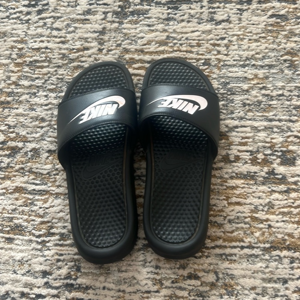 Nike slides size 10 men’s. Worn like 2 times practically new!